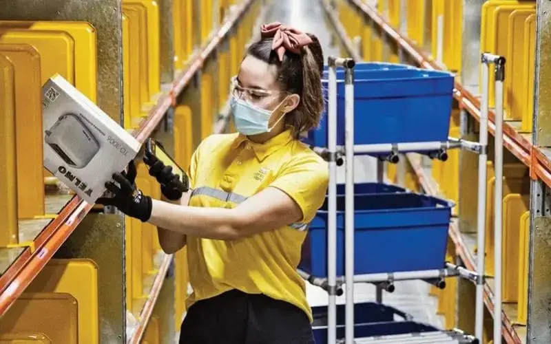 Persona trabajando en almacén de MercadoLibre