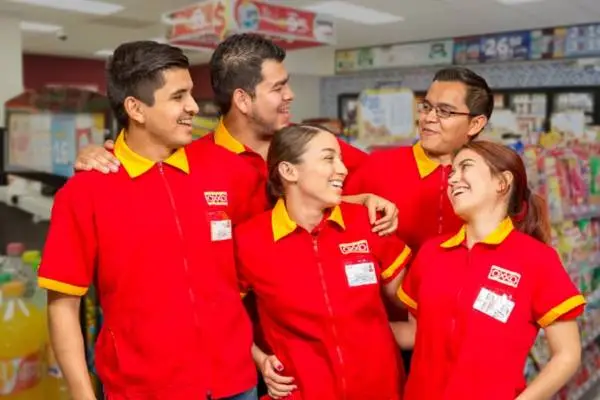 Persona revisando oportunidades para trabajar en OXXO